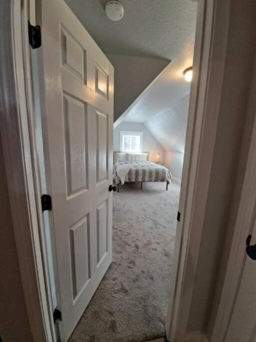 Saco Riverside Modern & Cozy 3 Bedroom 3rd Flr Apartment *
